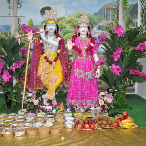Radha Krishna - Govardhan Puja